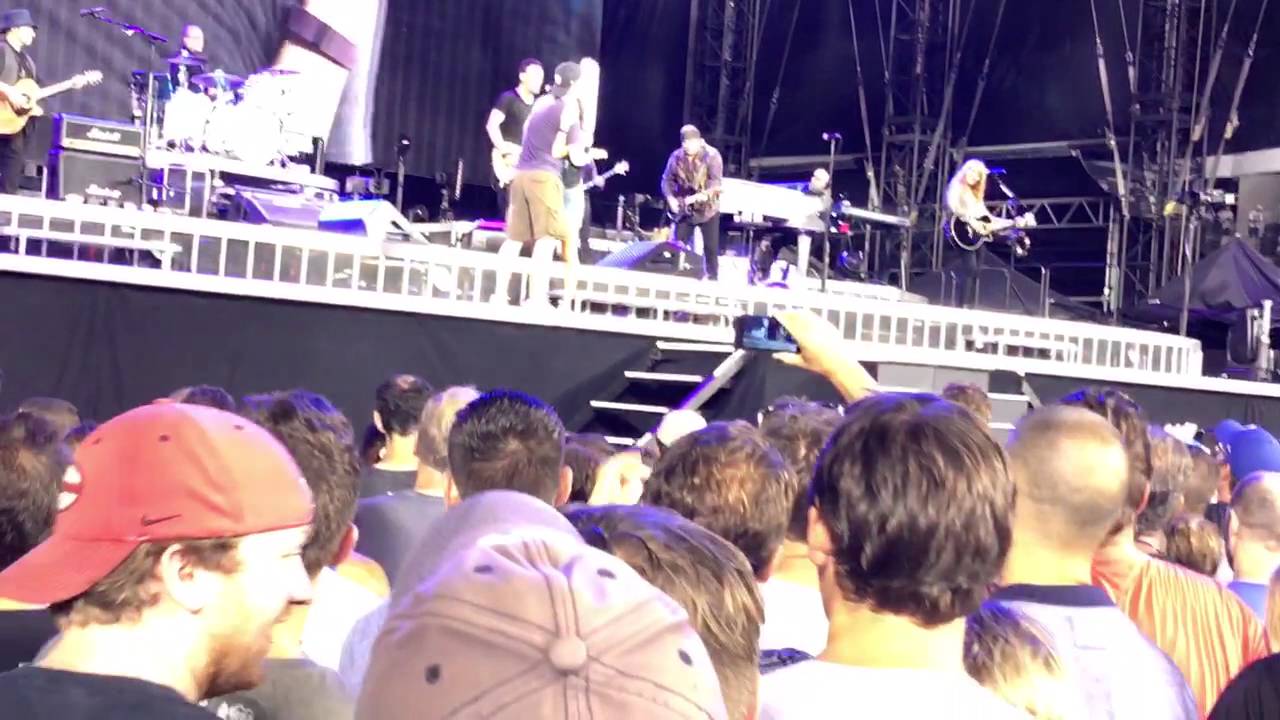 Bruce Springsteen "Jersey Girl" (with proposal) MetLife Stadium