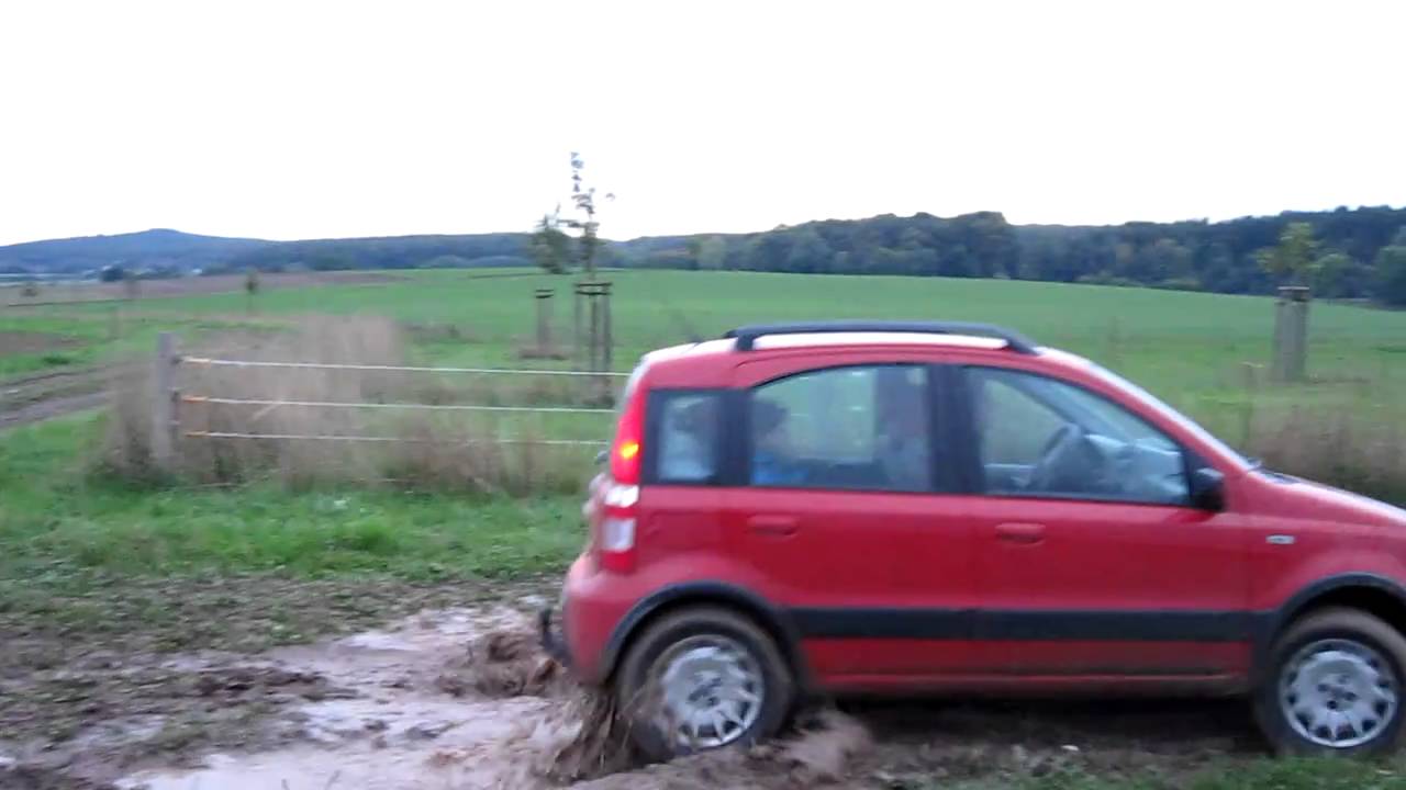 Fiat Panda 4x4 beim Durchqueren eines Schlammlochs