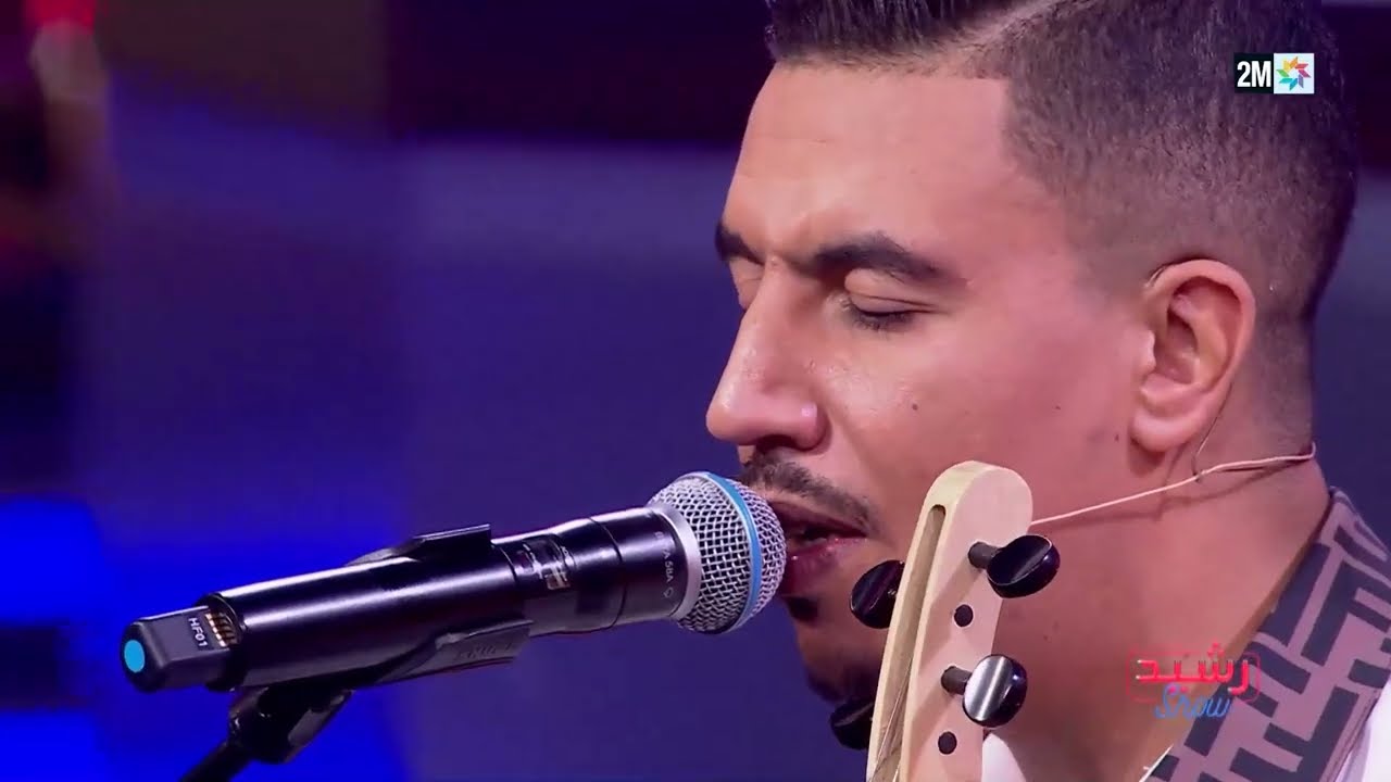 الفنان بدر وعبي يبدع في أداء أغنية 
