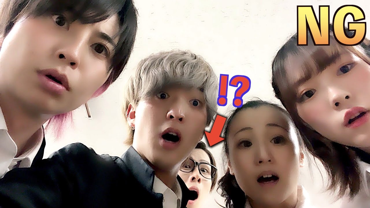 Смеющийся НГ уволен за совместную съемку.