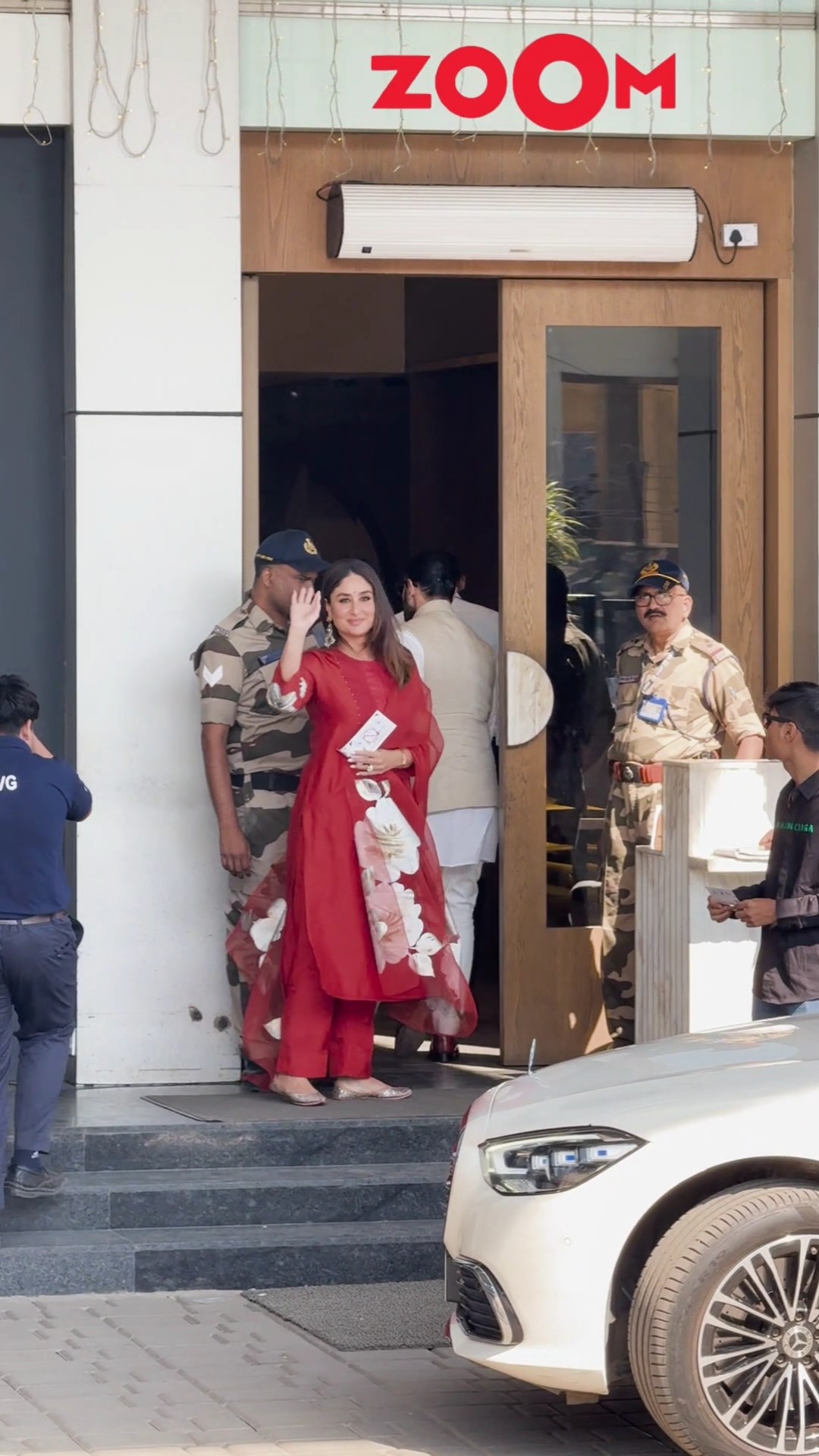 Saif AVOIDS posing with wife Kareena as they fly for special meet with PM Modi ? #shorts