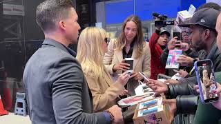 Reese Witherspoon signs autographs & takes selfies with fans while on book tour #reesewitherspoon