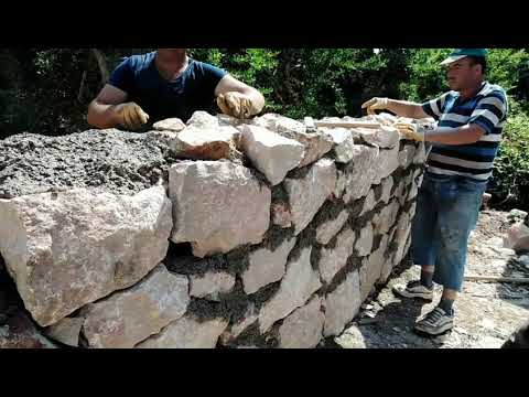 Video: Yuvarlak bir taşla taş duvar nasıl yapılır?