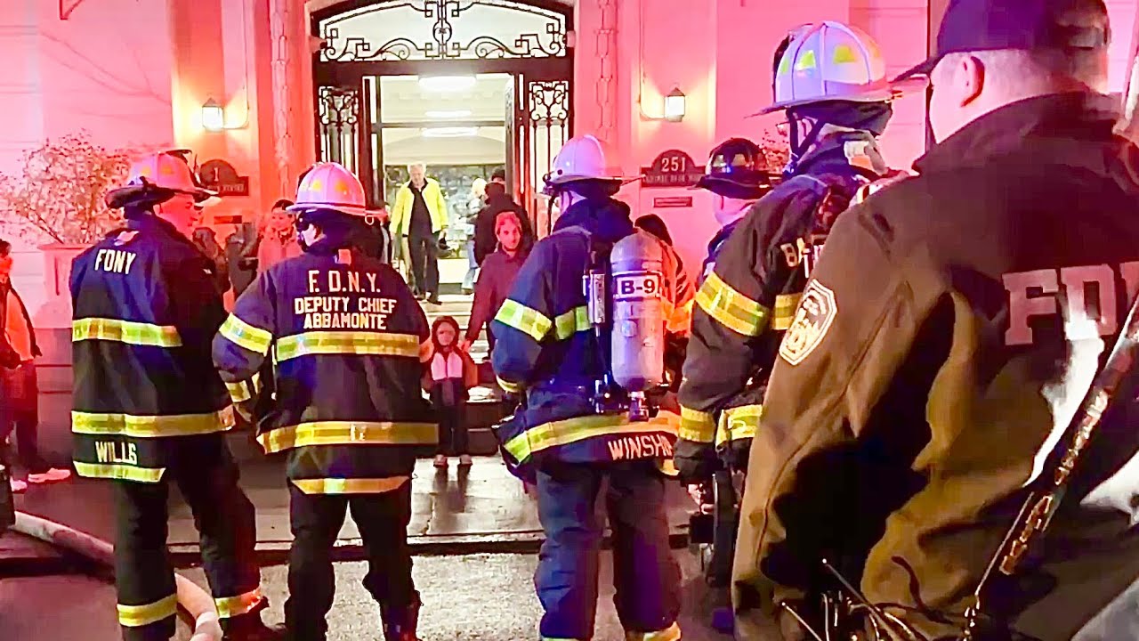 FDNY BOX 1155 ~ FDNY работает на месте пожара в высотном здании 10-77 на Западной 85-й улице в Ма...