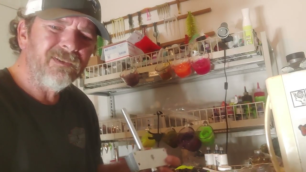 Making my fav color swim bait for bass fishing! 