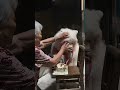90歲奶奶給9歲小狗過生日，小狗眼裏沒有蛋糕只有奶奶 ！