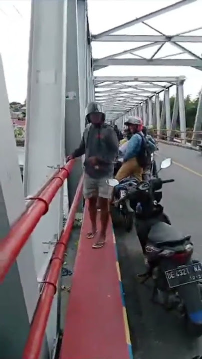 Penampakan buaya di jembatan usdek, kota tual #kotatual #pulaukei #buaya #buayaraksasa