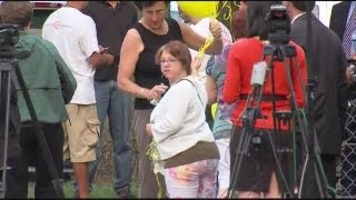 Michelle Knight hands out balloons on Seymour Ave.