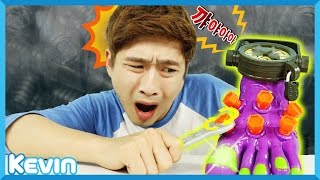 공포의 발 보드게임 장난감 대결 과 캐빈의 공포영화 보기 l 캐리 앤 플레이 screenshot 3