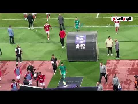 أنفعال وليد صلاح الدين على افشة اثناء التوجه إلى غرف خلع الملابس بين شوطى مباراة الاهلى والمصرى أنفعال وليد صلاح الدين على افشة اثناء التوجه إلى غرف خلع الملابس بين شوطى مباراة الاهلى والمصرى