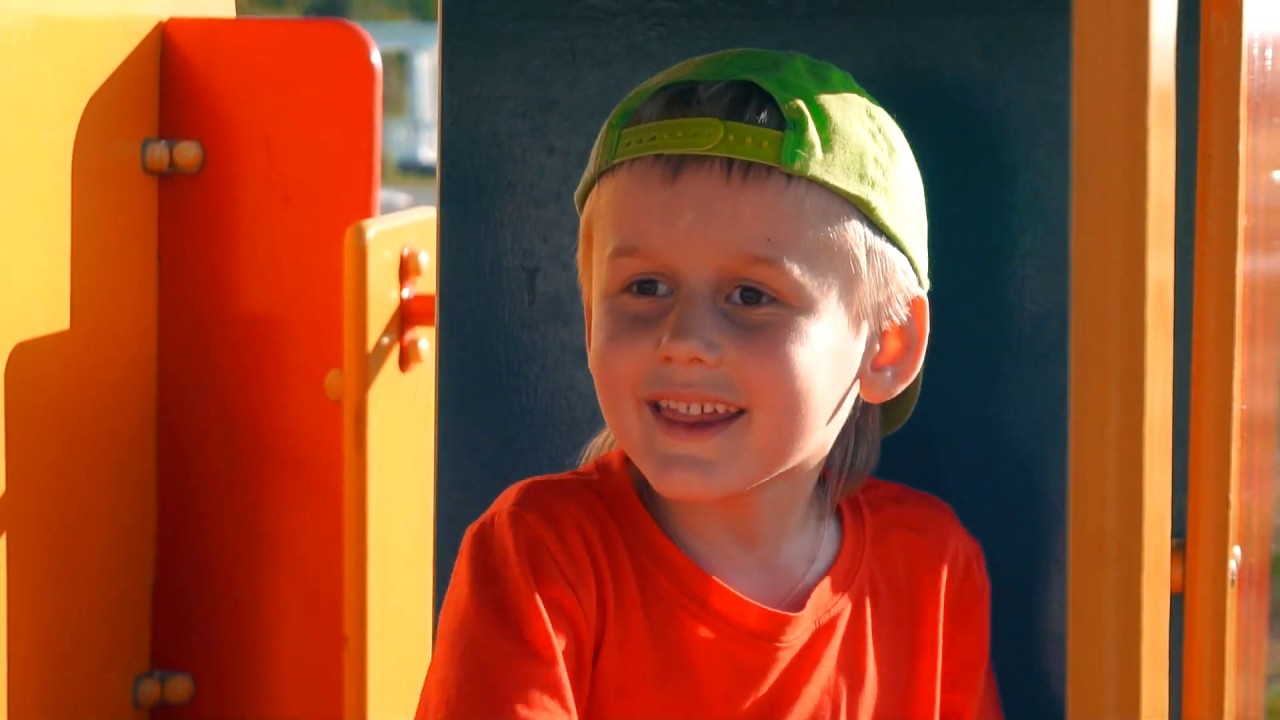 Клип исполнение детей. Клип исполнение детей. Дети играющие на музыкальных инструментах. Папины дети новосибирск. Маленький мальчик поет.