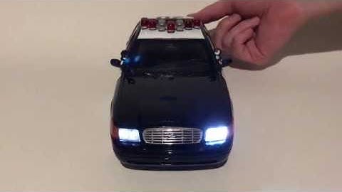 Custom Wig Wag LED Headlights in 1:18 Ford Crown Victoria