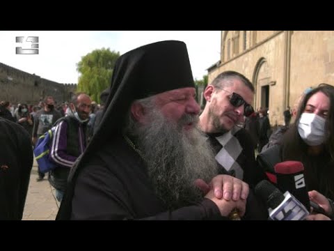 „არ უნდა მისმენდნენ და მისმენენ და რა გავაკეთო ?! დადგნენ და გვისმინონ“