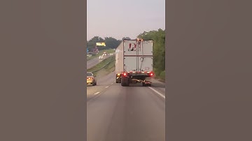 Truck with Broken Trailer Driving on Interstate || ViralHog