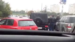 Беспредельные разборки на дороге из за аварии Bentley и Mercedes G Class Беспредельные разборки на дороге из за аварии Bentley и Mercedes G Class