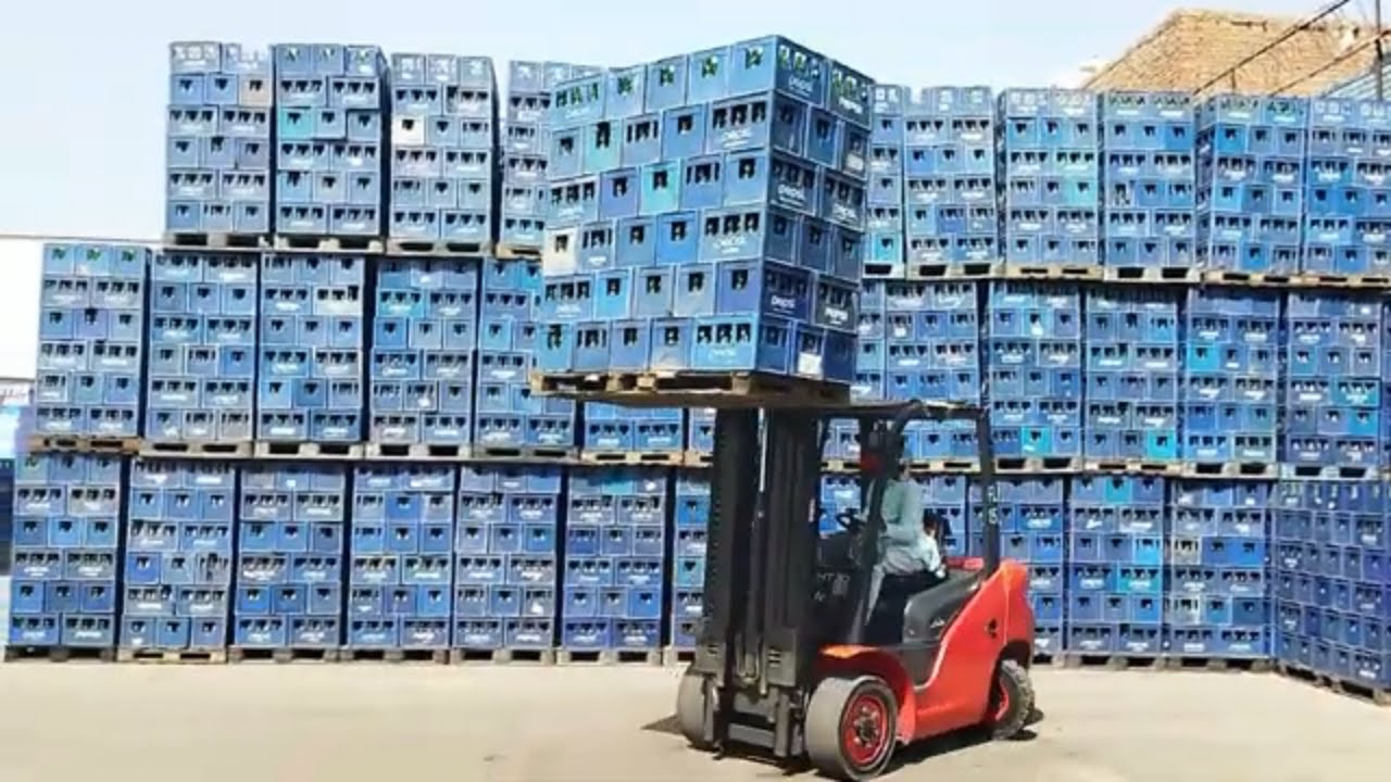 Forklift Driver In Warehouse / Warehouse Forklift Operator