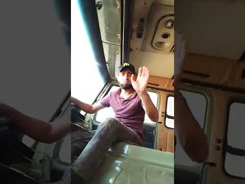 امرك عجيب يا اللي انت عندك ورده تملا العين وعينك على ورد غيرك