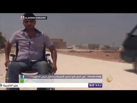حكاية .. أسعد مصطفى الذي يتحدى العجز ويساهم في علاج المصابين أمثاله جراء القصف