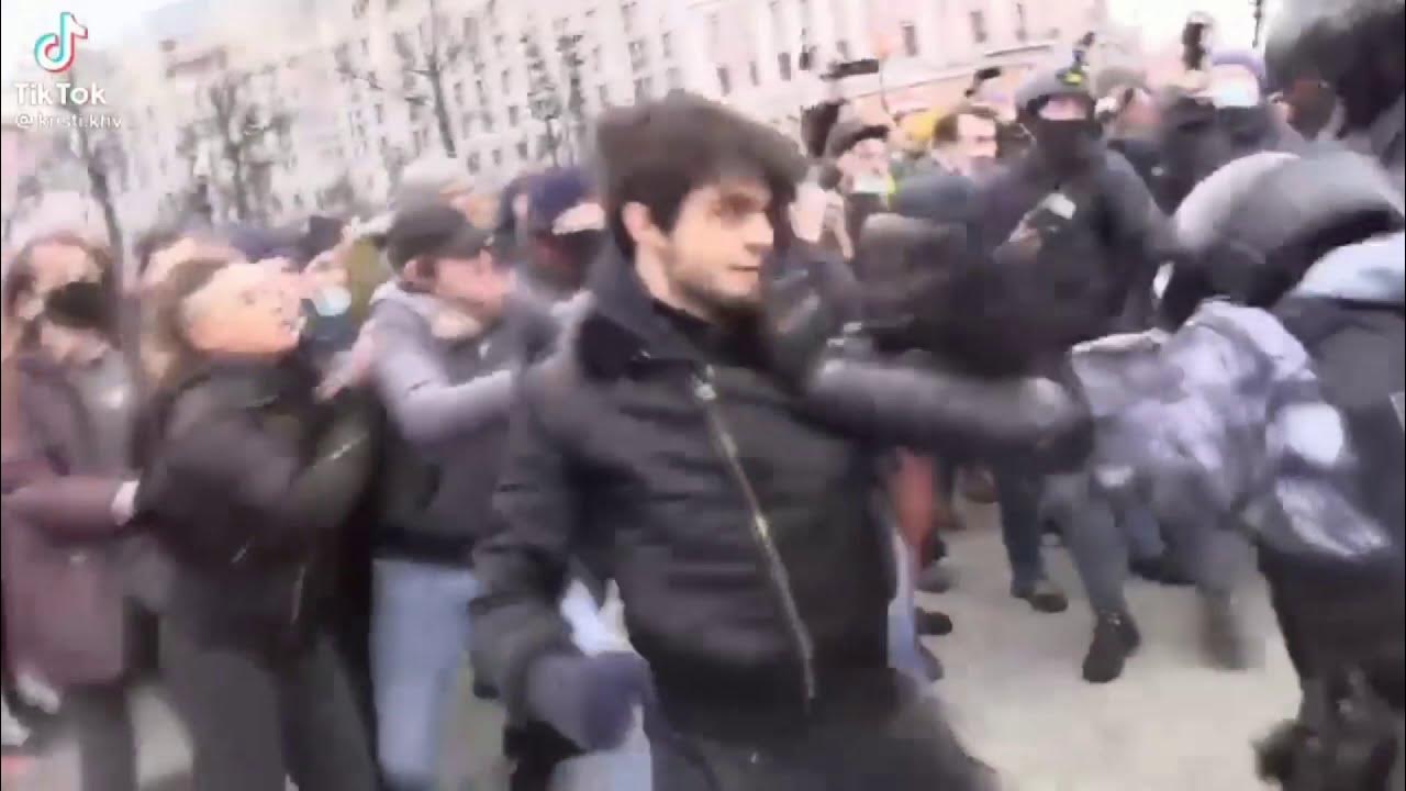 чеченцы казнь русских солдат. дагестанец против русского драка. видео против чеченцев. дагестанки встречают русских солдат. чеченец вышедший против омоновцев.