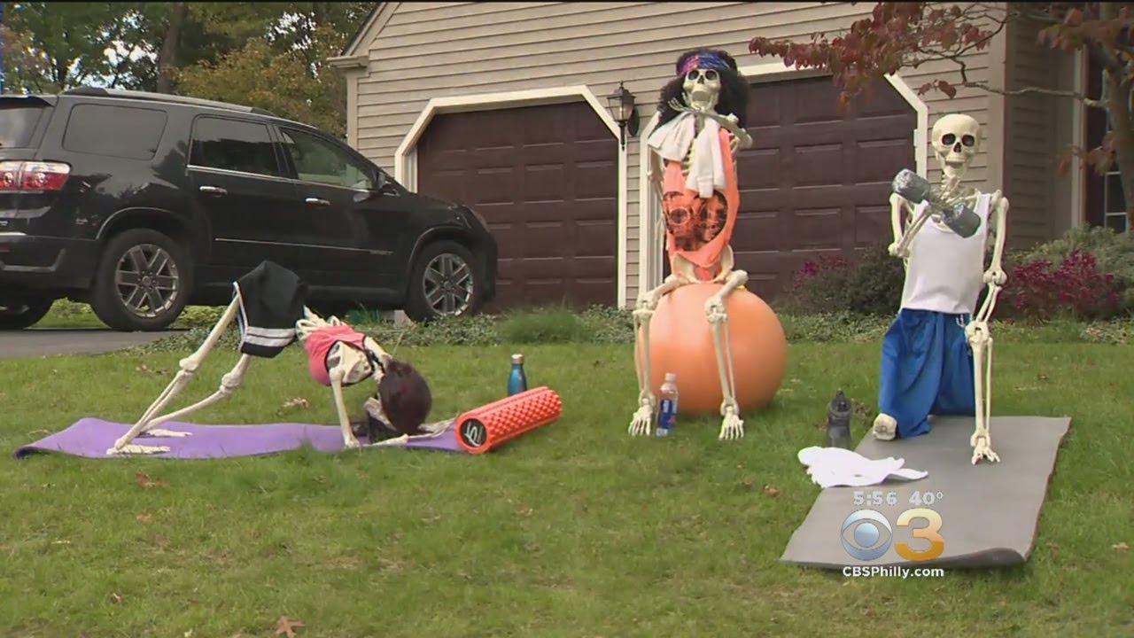 Pennsylvania Skeleton Halloween Display Changes Twice A Day YouTube