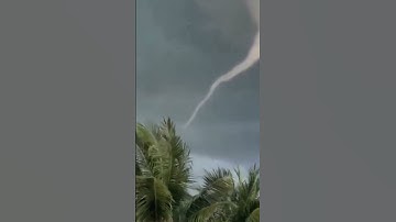 Rồng hút nước trên bầu trời Việt Nam