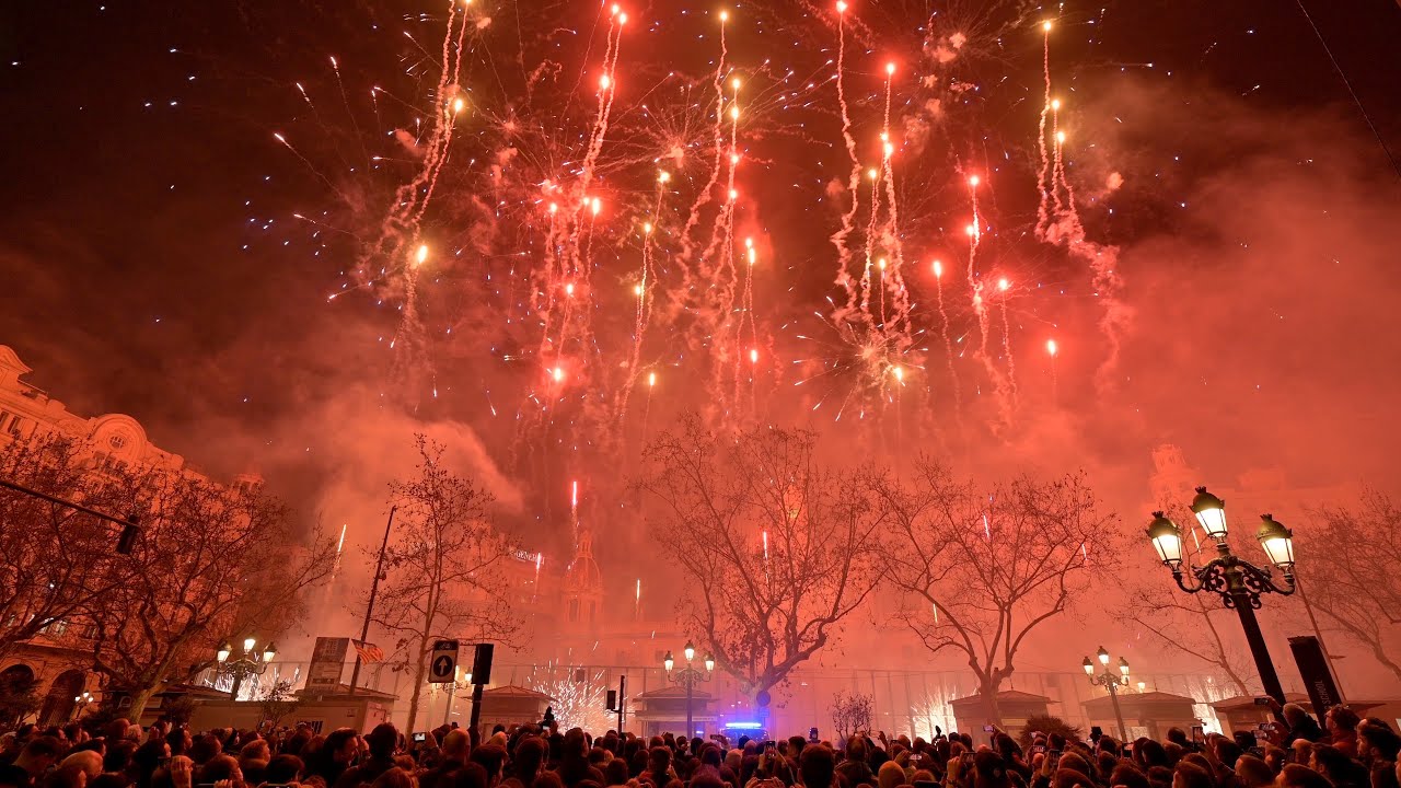 Fireworks for the Nit de l'Albà for Fallas 2022 - Plaza del Ayuntamiento - Valencia [4K]