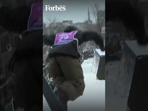 شارع سانت دينيس في مونتريال يتحول إلى تلة للتزلج على الجليد