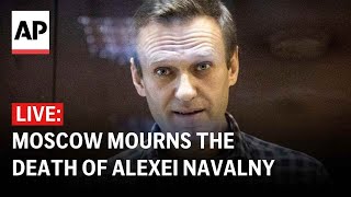 LIVE: People in Moscow pay tribute to Alexei Navalny