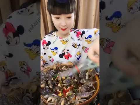 خوردن خرچنگ زنده