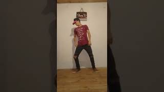 Este Chico Enamora Como Baila