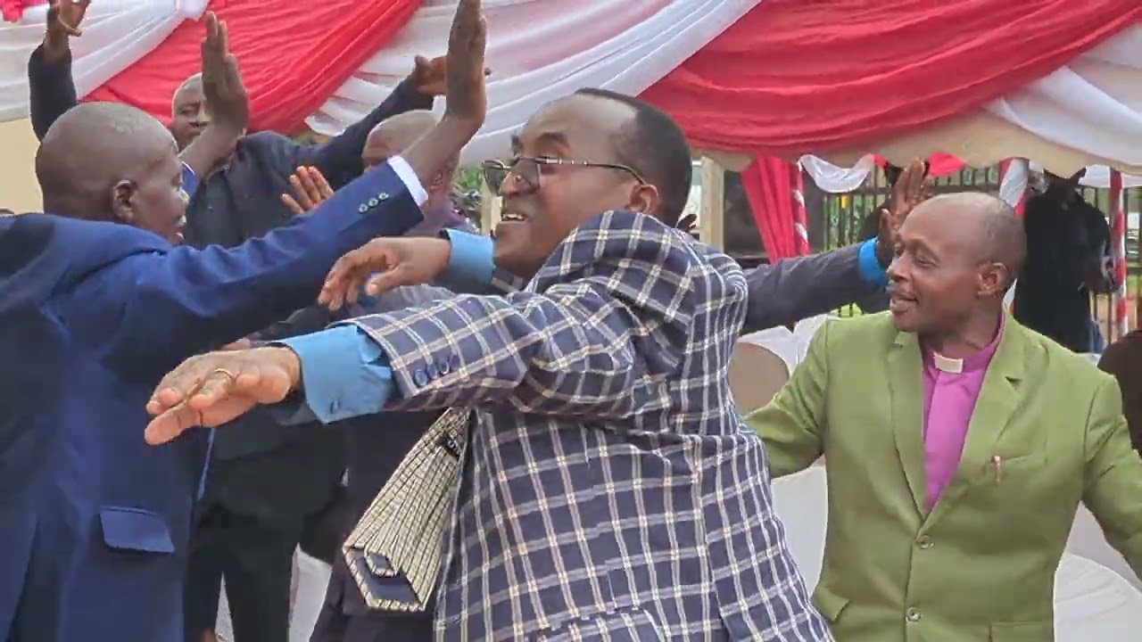 Mbunge mstaafu  Jimbo   la   Ngara   Alex  kashaza akiwa na viongozi wa  Mahakama wakicheza  ngoma