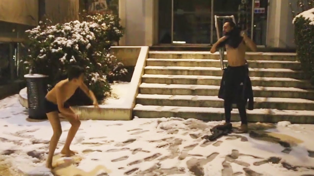 GROSSE BATAILLE DE NEIGE AVEC MOMO DANS LA RUE A 5H DU MATIN