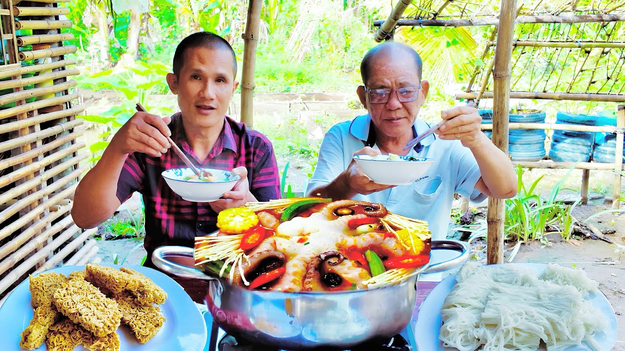 2 Cha Con Ăn Sáng Một Cái Lẩu Bạch Tuộc 1,3 Ký Bún 4 Gói Mì