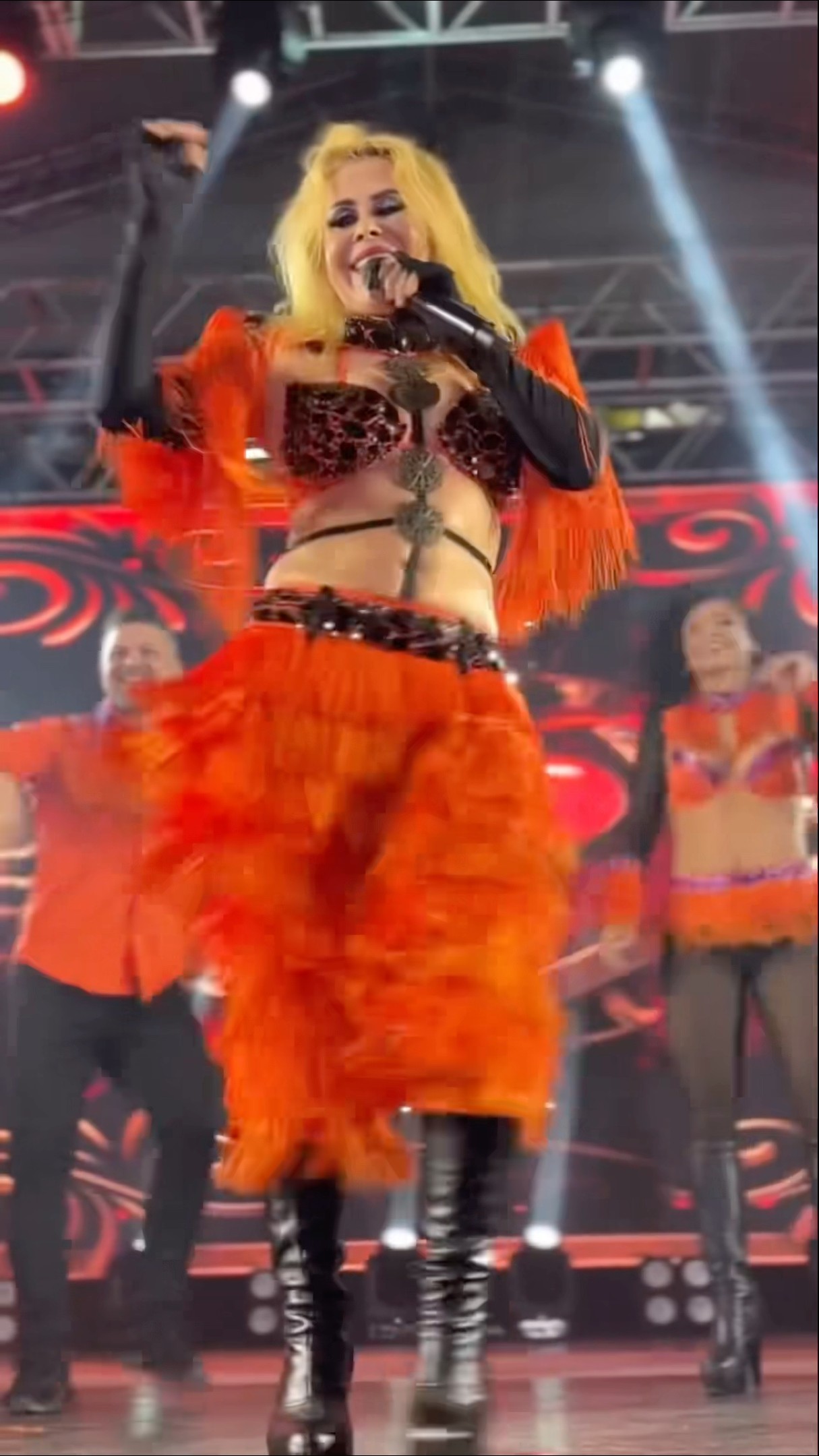 Joelma cantando Rubí