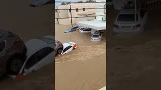 تسببت الفيضانات الناجمة عن الأمطار الغزيرة في إحداث الفوضى في سلطنة  عمان ،