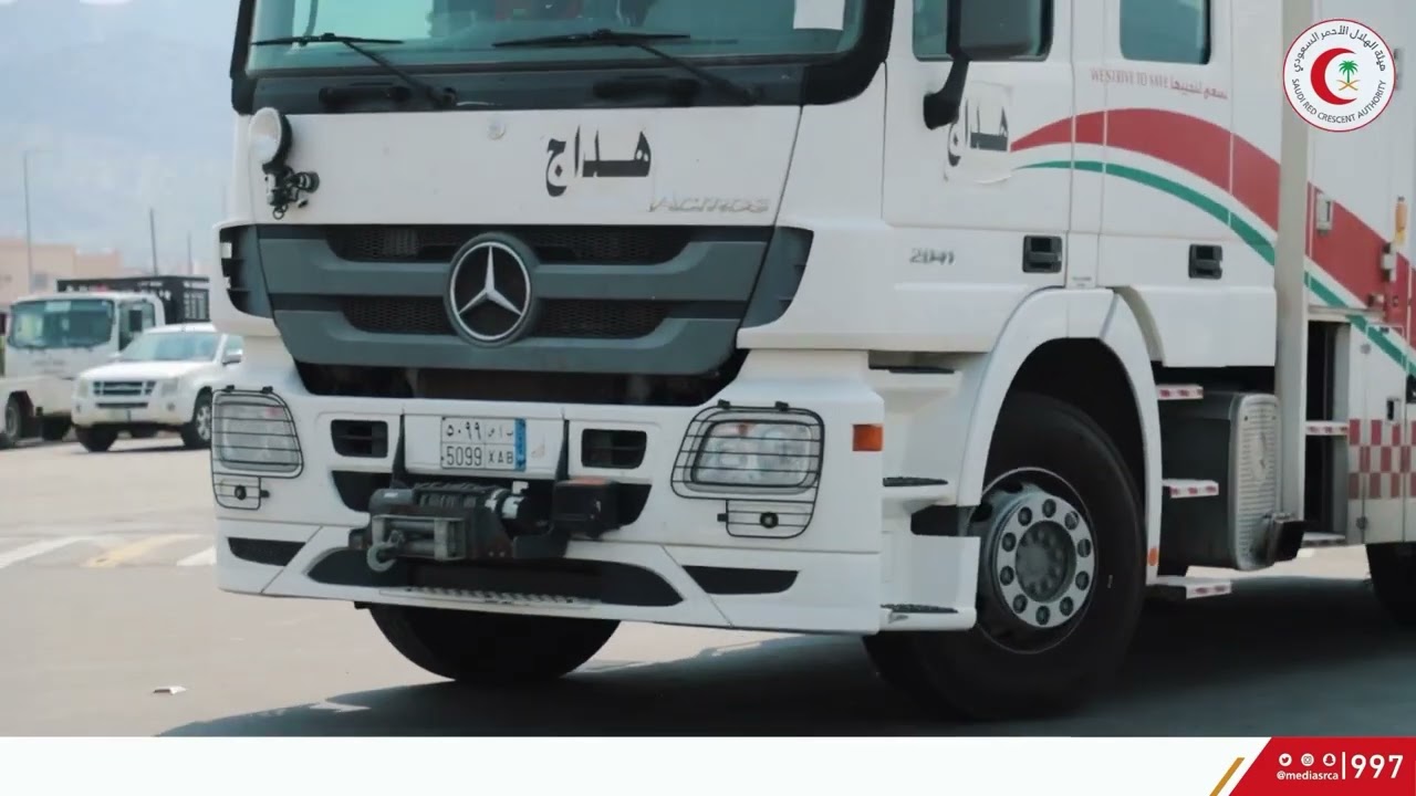 فرضية حادث تصادم وانقلاب ومباشرة فرق الهلال الأحمر بمحافظة محايل عسير