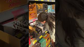 Markette Herşeyi En Arkadan Alan Kız 