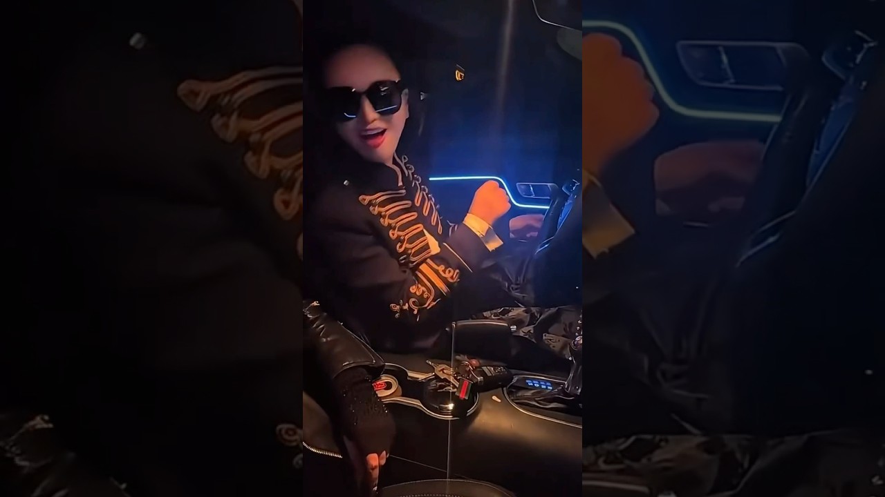 Девка танцует китайской машине 