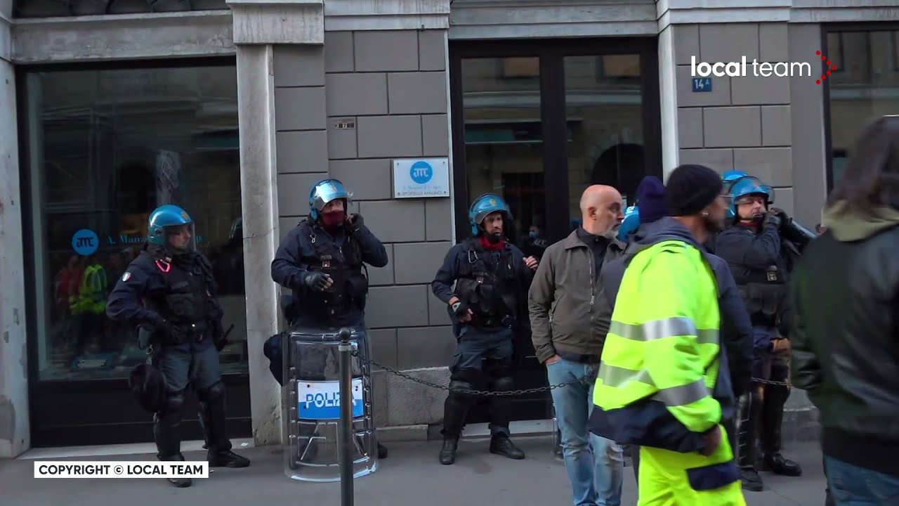 Trieste, corteo No Green Pass: contestazioni davanti Il Piccolo, polizia schierata