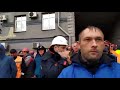 Владивосток - забастовка и протест докеров Fesco. Новое руководство закидали касками