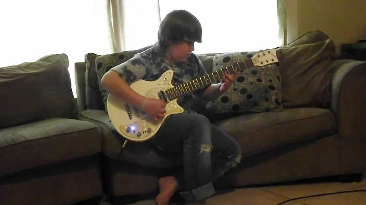 Izo 10 yo plays Thunderstruck by AC-DC