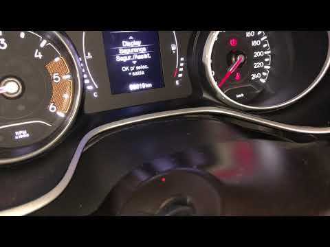 Vídeo: Como você redefine a luz do óleo em um Jeep Compass 2010?