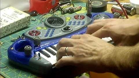 Circuit Bent Glitch/Noize Synth Keyboard by Statikstramentz