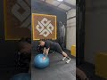Prancha alta na bola suíça