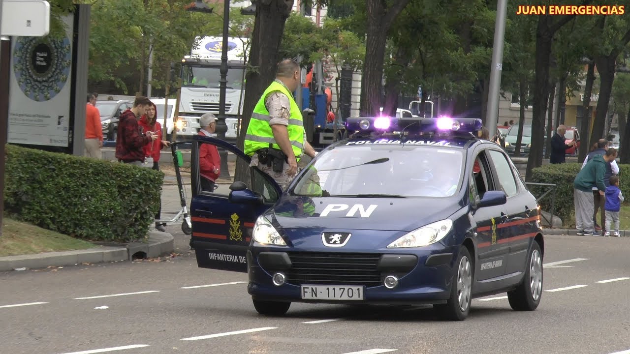 Escoltas y vehículos de emergencia en el desfile Fiesta Nacional España 12 octubre 2018