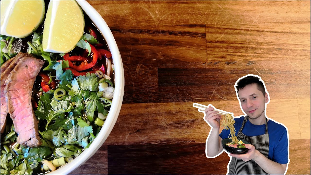 Zupa w stylu azjatyckim z wołowiną i makaronem ramen