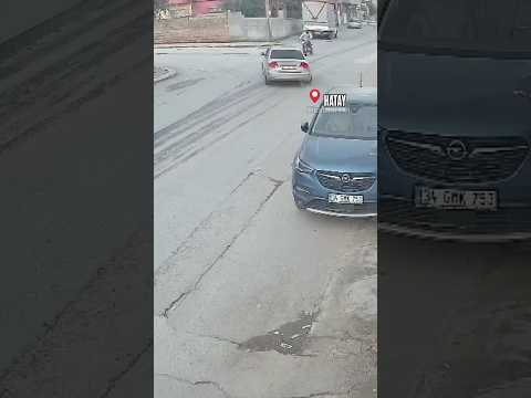 Otomobilde sinyal yok, aniden dönüyor. Motosiklet sürücümüz de fren yerine kornaya basıyor❗️#hatay
