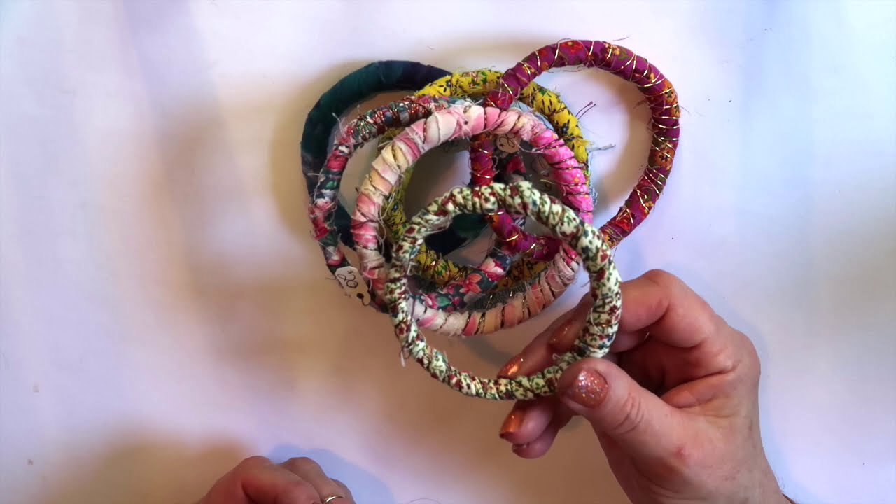 Урок по изготовлению браслета, обернутого переработанной тканью.