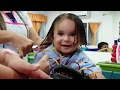 BEBÉ POR PRIMERA VEZ CORTÁNDOSE EL CABELLO.  Mira cómo lograron hacerlo en CABECITAS ALEGRES