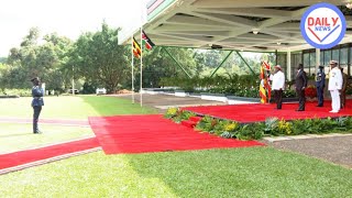 SEE WHAT MUSEVENI DID AS KDF COMMANDER WHO ASKED HIM TO INSPECT GURAD OF HONOUR IN STATEHOUSE.